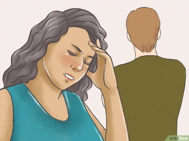 Một người né tránh nhiều con rắn độc, tượng trưng cho việc đối mặt với người độc hại trong giấc ngủ mơ thấy nhiều rắn