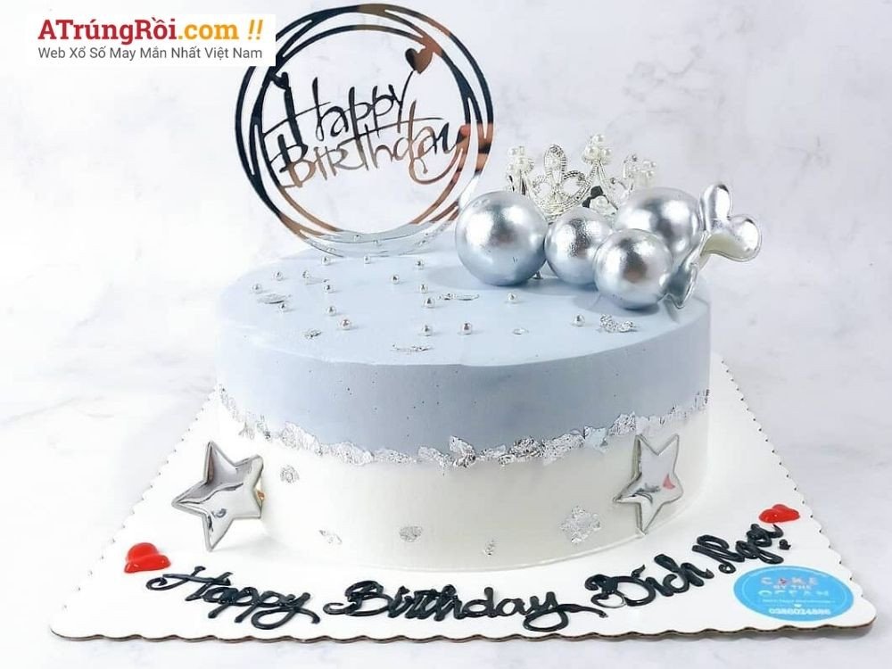 Một người phụ nữ đang chọn mua bánh kem tại quầy bánh ngọt trong cửa hàng