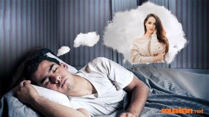 Một người phụ nữ lạ đang đứng nhìn với ánh mắt tò mò trong căn phòng ấm cúng, tượng trưng cho những điềm báo khi nằm mơ thấy người lạ vào nhà.