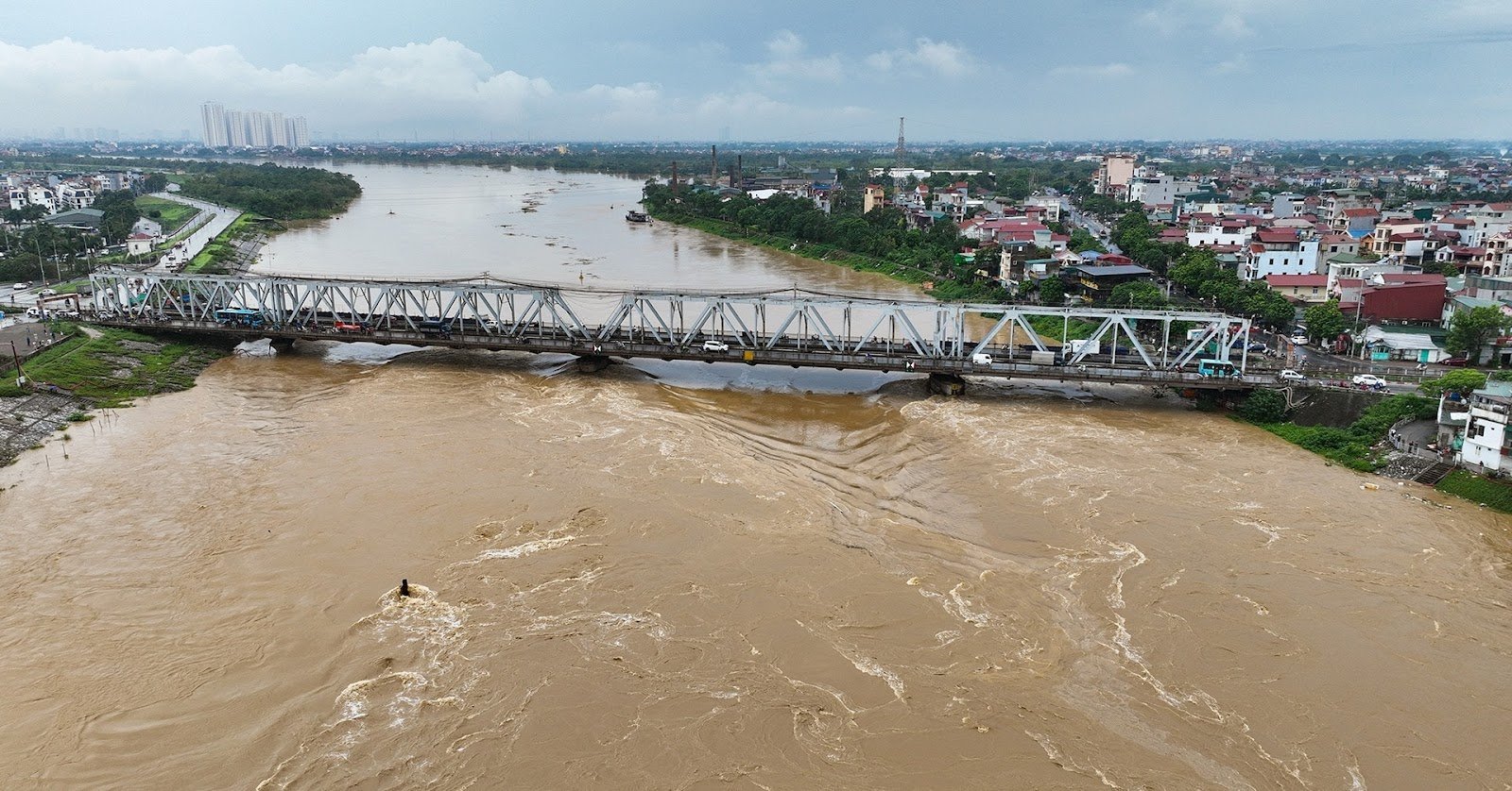 Một người phụ nữ trầm tư nhìn xa xăm, thể hiện sự căng thẳng và những quyết định quan trọng liên quan đến giấc mơ thấy nước chảy xiết