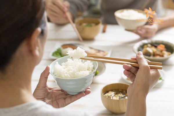 Nằm mơ thấy ăn cơm với gia đình