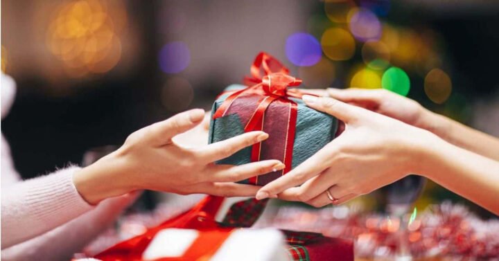 nằm mơ thấy có người tặng quà cho mình – hình ảnh người phụ nữ đang háo hức mở một món quà