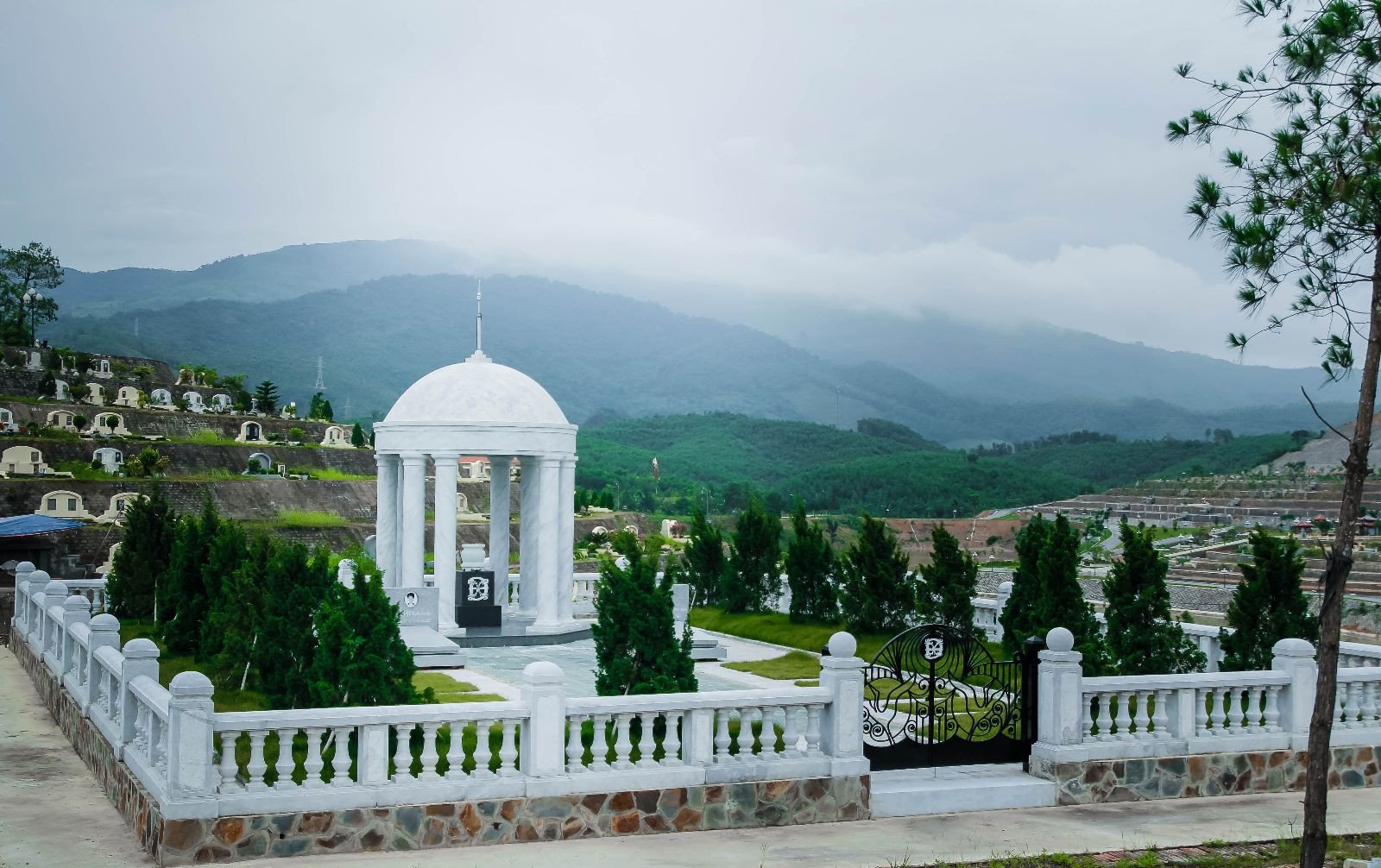 Nghĩa trang với nhiều bia mộ lạ và cây cối