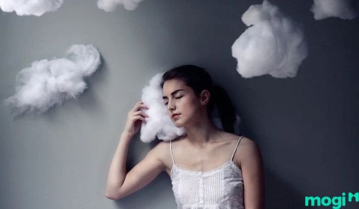 Ngôi nhà hàng xóm bị ngập lụt, tượng trưng cho mối quan hệ tốt đẹp và sự hỗ trợ khi nằm mơ thấy nước chảy trong nhà người khác.