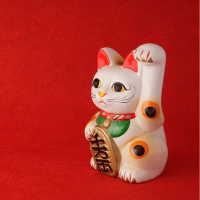 Người buôn bán trao đổi hàng hóa tại chợ