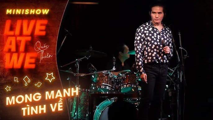 Người đàn ông châu Á đang đánh trống truyền thống rực rỡ trong lễ hội