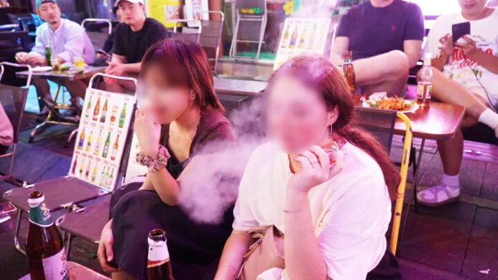 Người đàn ông đang hút thuốc lá điện tử trong giấc mơ