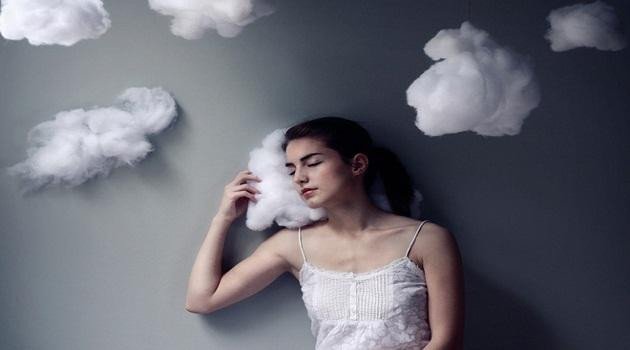 Người đàn ông đang suy tư về mối quan hệ sau khi chiêm bao thấy người khác tự sát