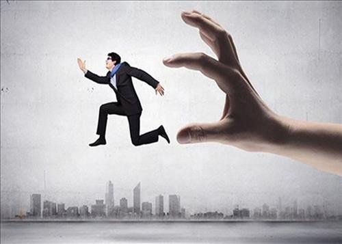 Người đàn ông đang vội vã chạy trốn, gương mặt thể hiện sự lo lắng, tượng trưng cho giấc mơ chạy trốn cùng người khác để thoát khỏi áp lực