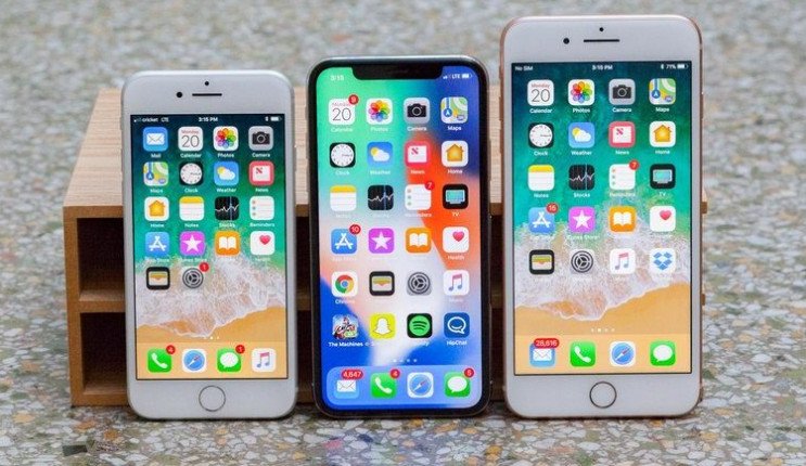 Người đang cầm điện thoại iPhone với hình ảnh các con số may mắn