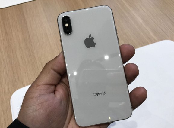 Người đang sử dụng điện thoại iPhone trong giấc mơ để tiếp thu thông tin