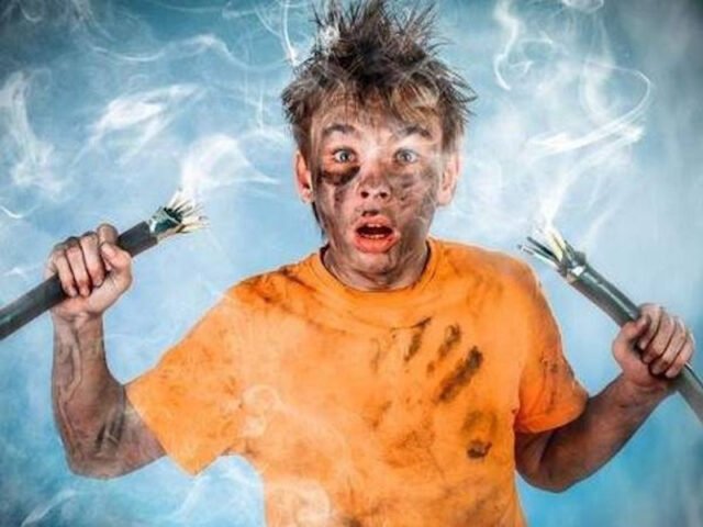 Người đang trải qua cú sốc tâm lý mạnh mẽ, phản ánh giấc mơ bị điện giật