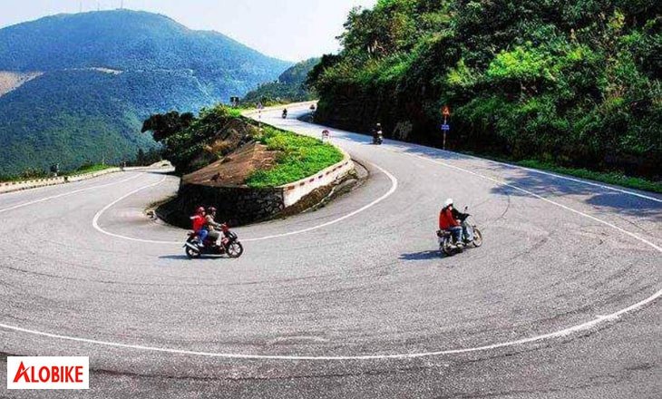 Người lái xe máy đang khám phá những cung đường mới trong mơ