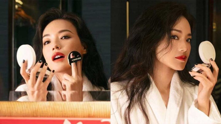 Người phụ nữ cô đơn đứng trên con đường lầy lội, biểu tượng của sự mệt mỏi và bế tắc trong cuộc sống.