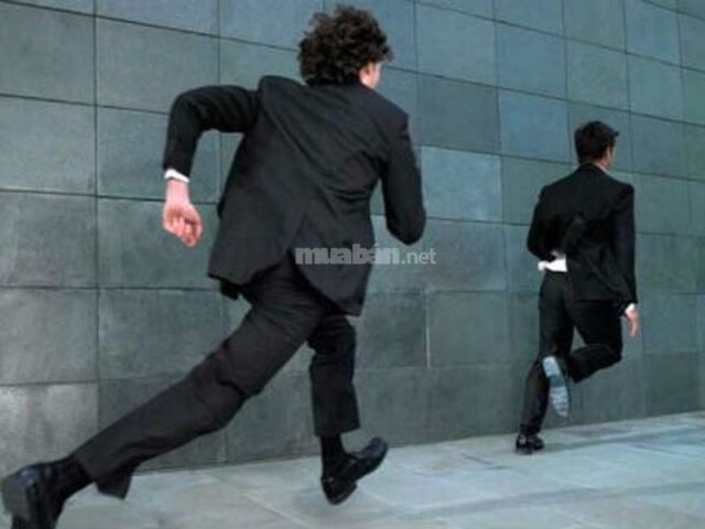 Người phụ nữ đang chạy trong văn phòng, biểu tượng cho việc mơ thấy chạy theo đồng nghiệp.