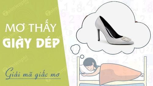 Người phụ nữ đang lo lắng tìm kiếm đôi dép đã mất