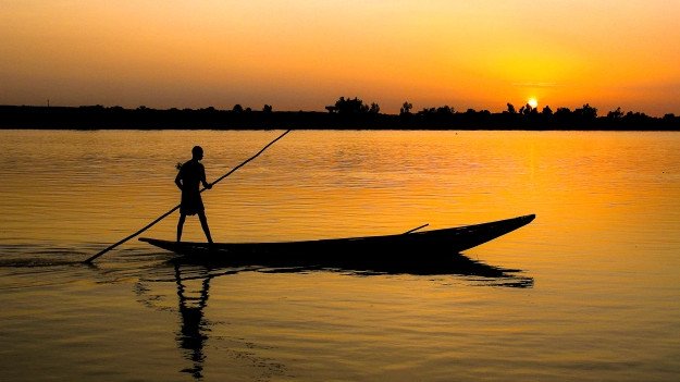 Người phụ nữ đang lội sông nước trong veo