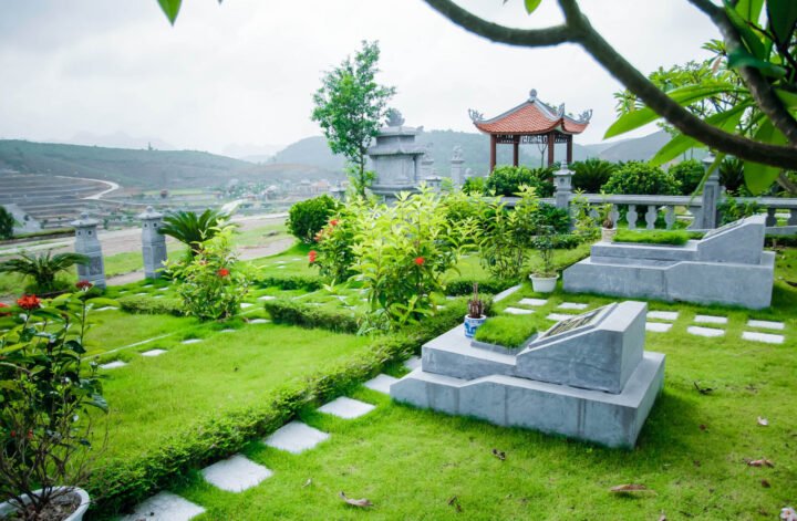 Người phụ nữ đang viếng mộ với bó hoa tươi