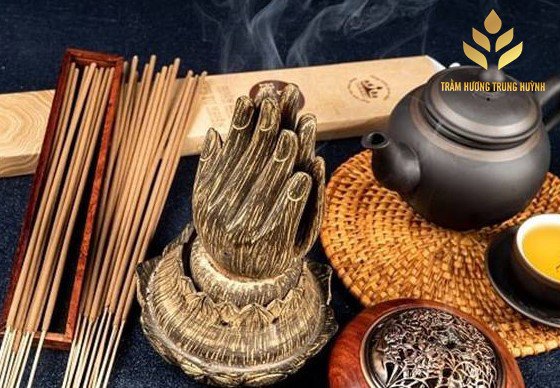 Người phụ nữ thành kính thắp nén nhang tại bàn thờ gia tiên, biểu tượng cho giấc mơ mua nhang thắp hương