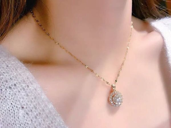 Người phụ nữ vui mừng khám phá một khoản trúng thưởng