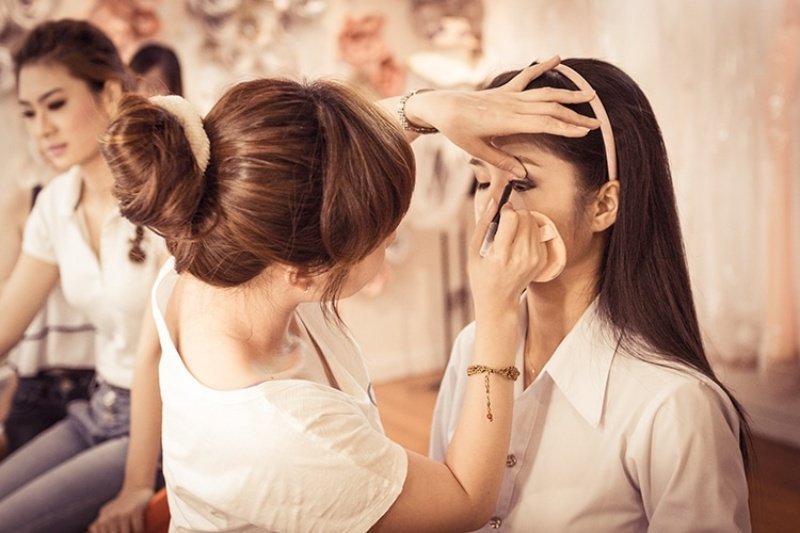 Nhiều loại mỹ phẩm khác nhau trên bàn