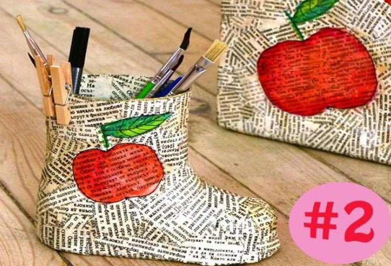 Ống đựng dụng cụ học tập độc đáo từ giày cũ và giấy báo, thể hiện khả năng tái chế đồ vật