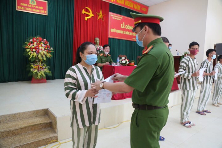 Phạm nhân nhận quyết định đặc xá, biểu tượng của sự giải thoát và hy vọng trong giấc mơ người thân đi tù về