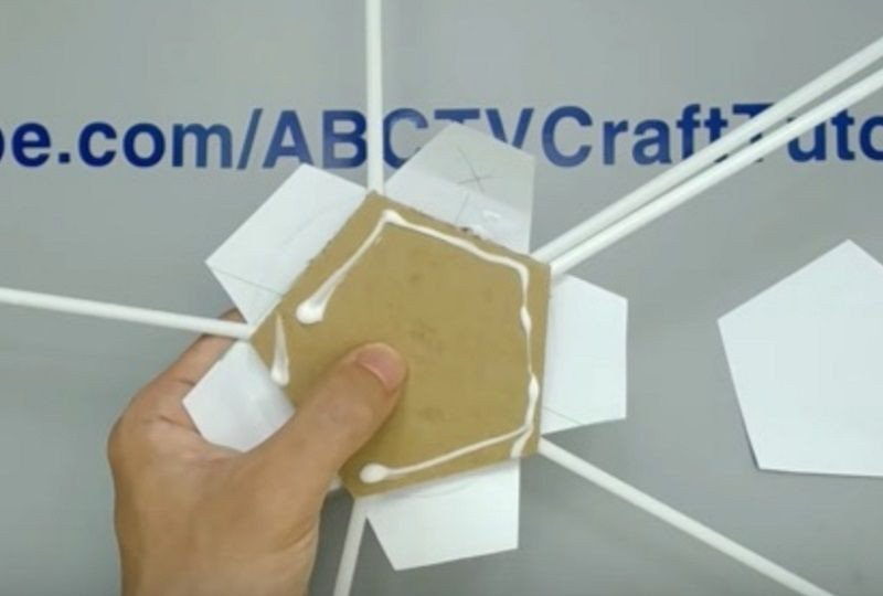 Quét keo và dán giấy trắng che phủ phần ống hút trên đế lục giác để hoàn thiện ống đựng bút tự làm