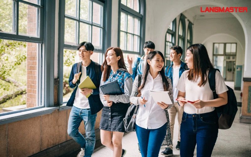 Sinh viên năm cuối đang trình bày đồ án tốt nghiệp hoặc dự án cuối khóa trên máy tính