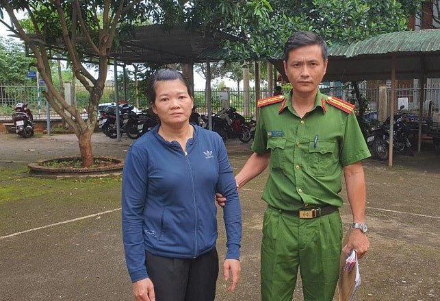 Tấm vé số độc đắc được một người phụ nữ cầm trên tay