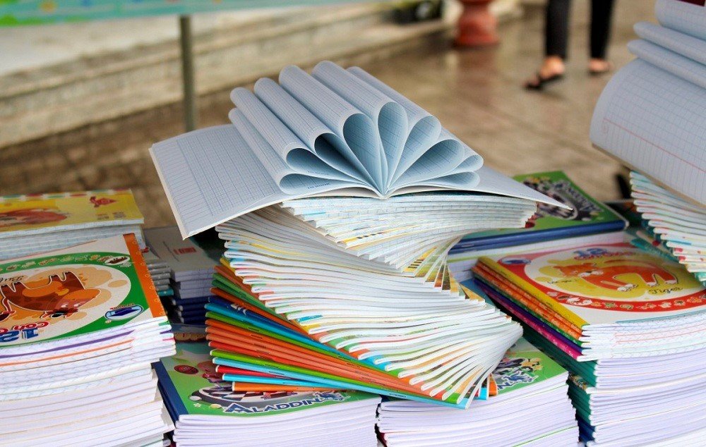 Tình nguyện viên đang phân loại rác thải để đổi đồ dùng học tập