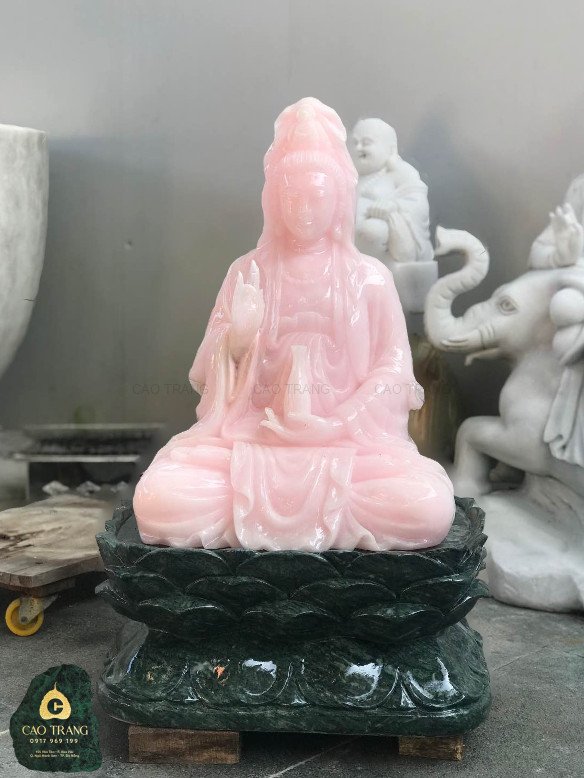 Tôn tượng Quan Âm Bồ Tát được thờ cúng trang nghiêm tại gia, tượng trưng cho sự che chở trong chiêm bao.