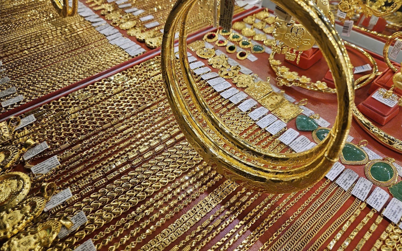 Trang sức vàng trắng lấp lánh, biểu trưng cho thành công và khởi đầu mới khi nằm mơ thấy vàng