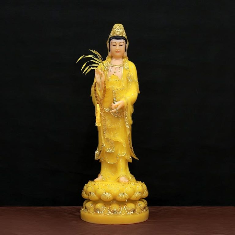 Tượng Phật Bà Quan Âm đứng mỉm cười mang lại tài lộc và bình an trong cuộc sống