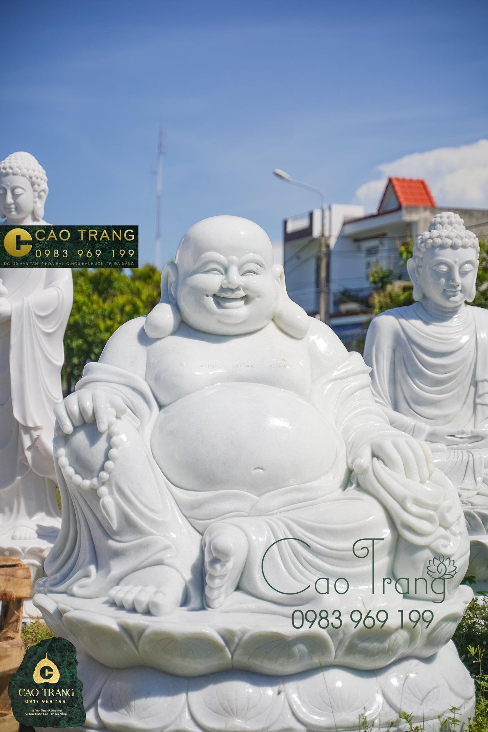 Tượng Phật Di Lặc bằng đá vững chãi, liên quan đến giấc mơ thấy tượng Phật mang ý nghĩa tài lộc và an lạc.