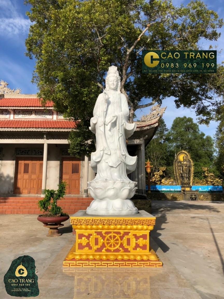 Tượng Quan Âm Bồ Tát từ bi, hình ảnh thường xuất hiện trong giấc mơ mang điềm báo bình an và may mắn.