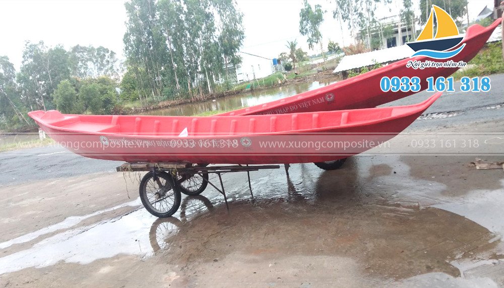 Xuồng ba lá được sử dụng để chuyên chở hàng hóa trên sông nước