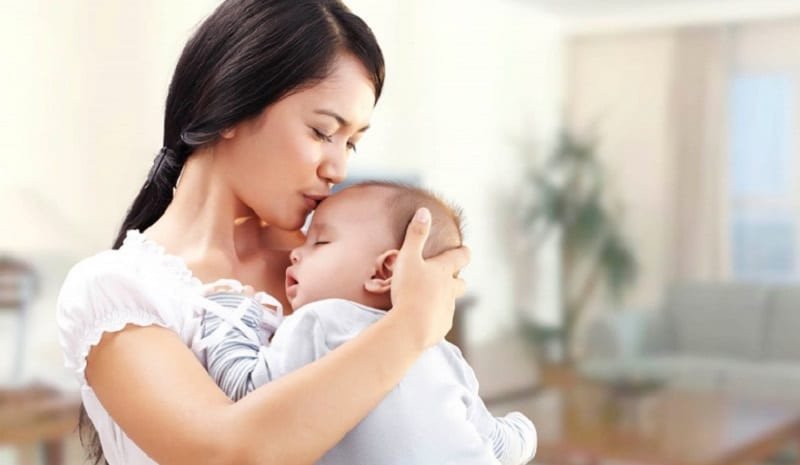 Ý nghĩa giấc mơ bế bé gái và con số may mắn