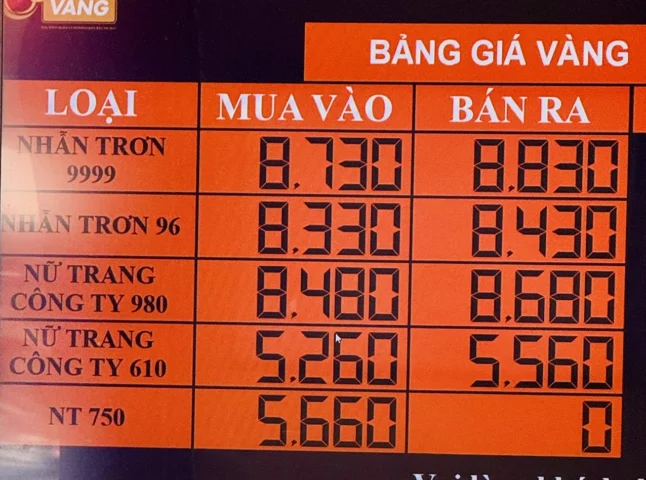 Bảng giá vàng cập nhật tại một tiệm vàng ở Nha Trang