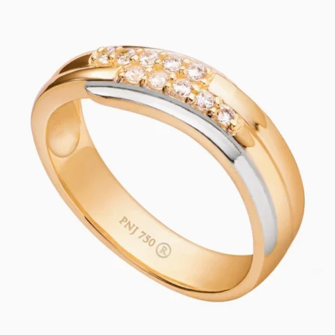Cận cảnh nhẫn vàng 750 đính kim cương