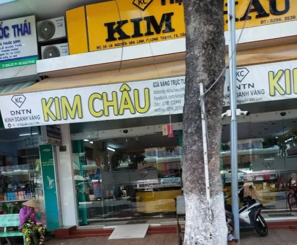 Cận cảnh vẻ đẹp tinh xảo của một chiếc nhẫn vàng