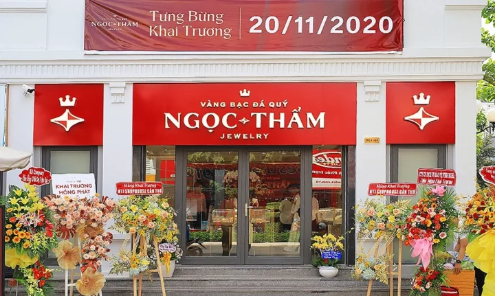 Tiệm Vàng Ngọc Thẩm: Địa Chỉ Uy Tín Mua Bán Trang Sức Vàng Chất Lượng 2026 Cửa hàng vàng Ngọc Thẩm trưng bày sản phẩm