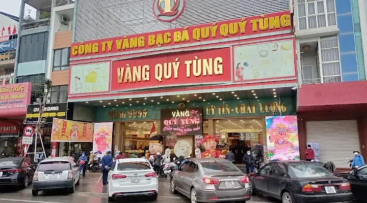 Khách hàng hài lòng khi mua sắm tại Vàng Quý Tùng