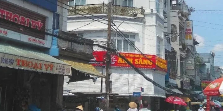 Không gian sang trọng của tiệm vàng ánh sáng
