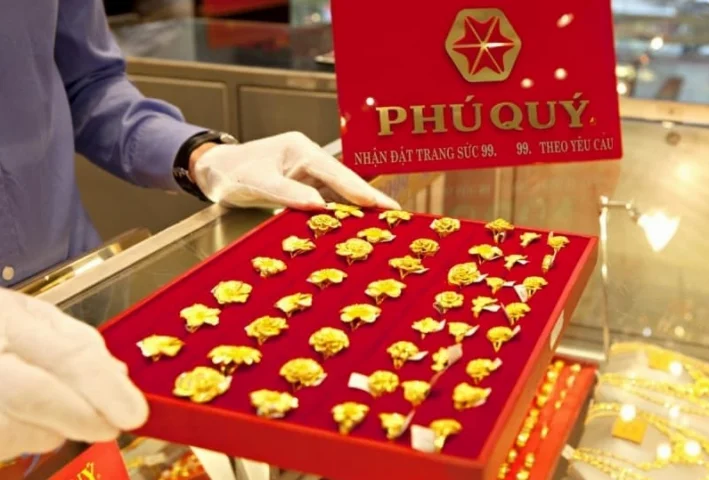 Người dân mua vàng Phú Quý