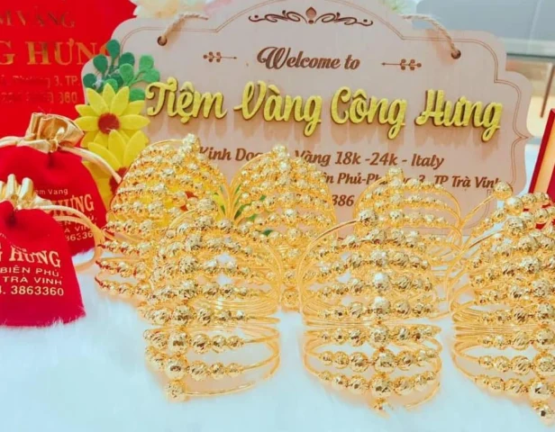 Người dân xem giá vàng tại cửa hàng