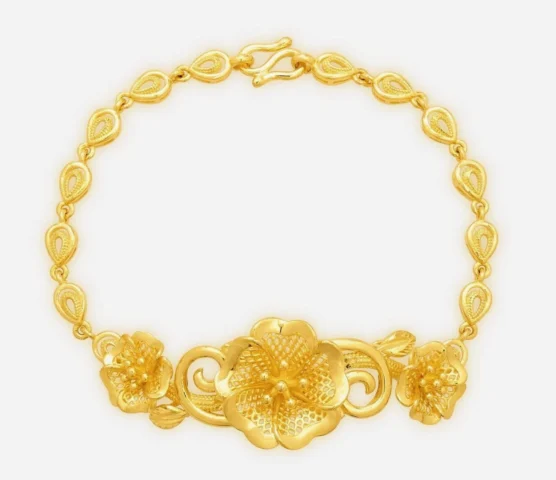 Giá Vàng 24k Ngọc Thẩm 2026: Cập Nhật Mới Nhất & Phân Tích Người dân xem giá vàng tại cửa hàng