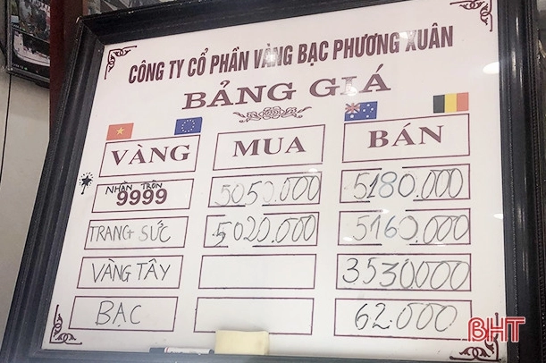 Giá vàng hôm nay tại Hà Tĩnh: Cập nhật chi tiết 2026 Người dân xem giá vàng tại Hà Tĩnh