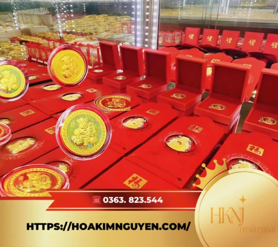 Người dân xem giá vàng tại quầy giao dịch