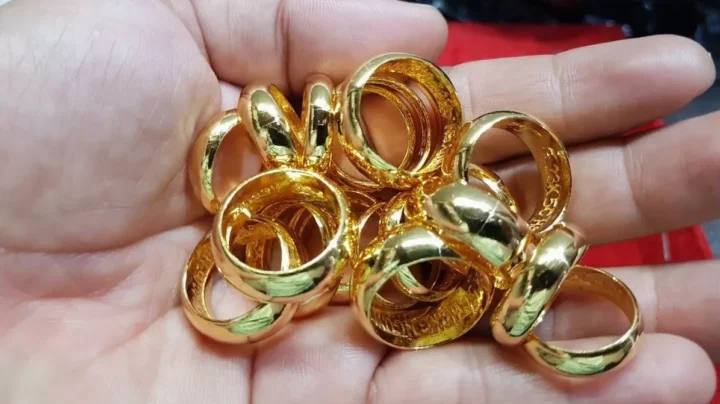 Người giao dịch theo dõi giá vàng 990